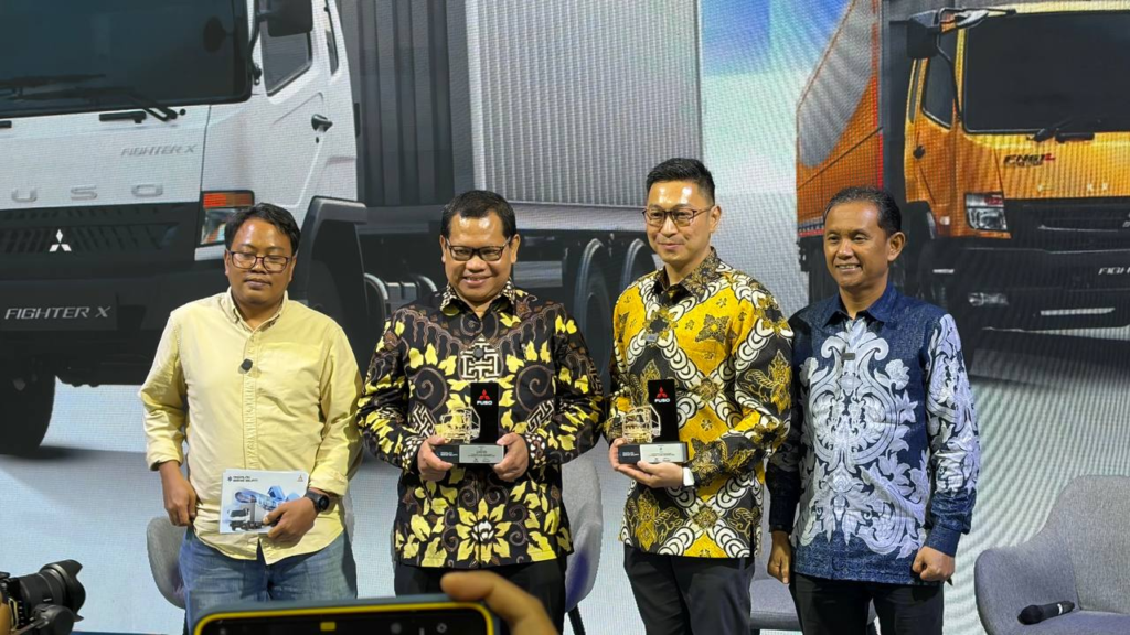 Sesi foto bersama narasumber talkshow Mitsubishi Fuso di GIICOMVEC 2026, JIExpo Kemayoran, Jakarta. Dok. Motoresto.id